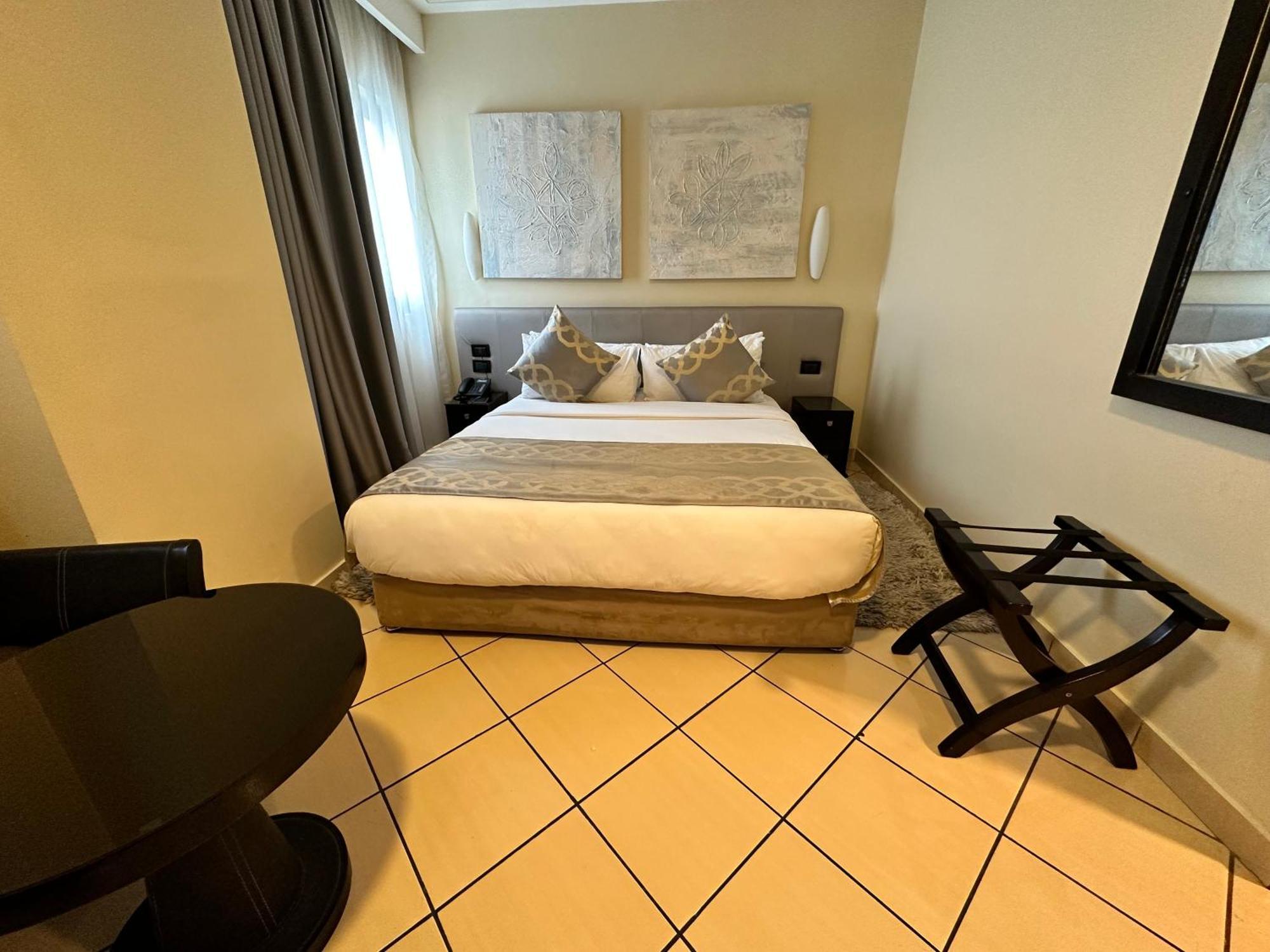 Oak Plaza Hotels East Airport Acra Exterior foto