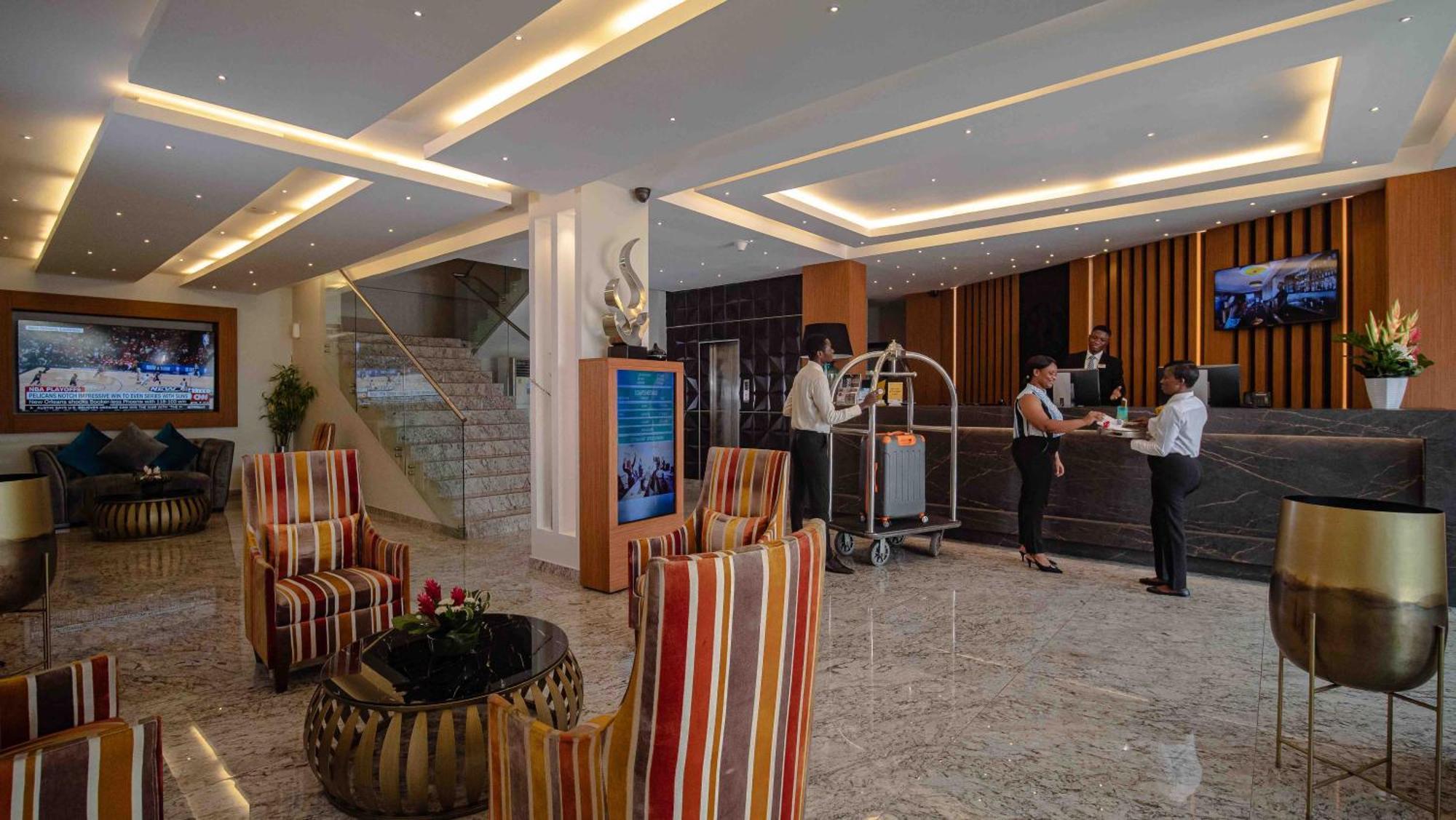 Oak Plaza Hotels East Airport Acra Exterior foto