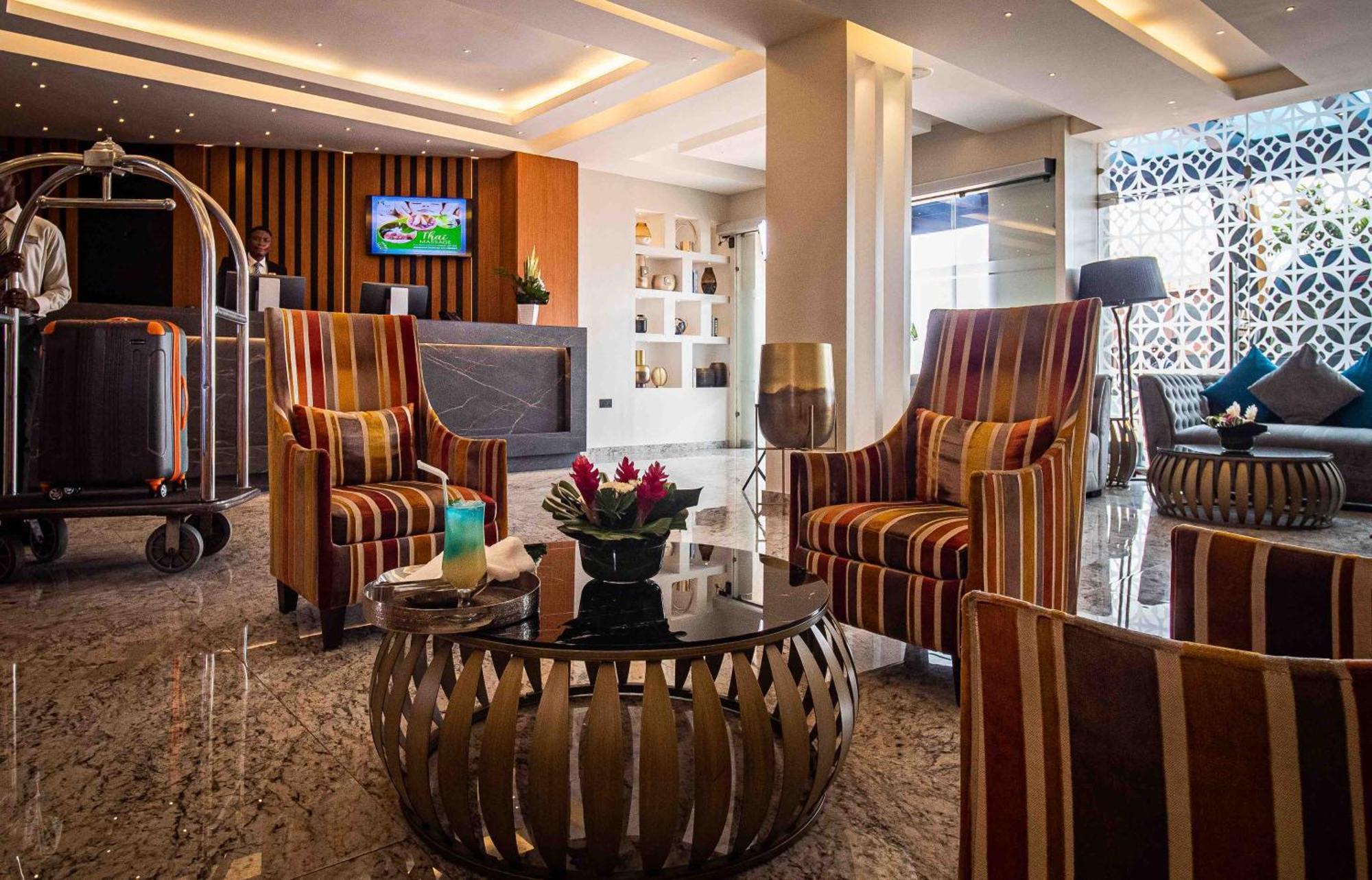 Oak Plaza Hotels East Airport Acra Exterior foto